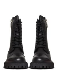 Zwarte leren enkelboots met een stevige, gegroefde zool. Voorzien van vetersluiting aan de voorkant, zijritsen en een gladde textuur.