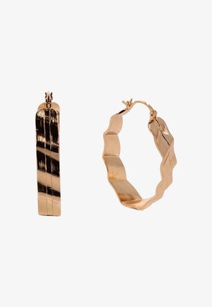 Goudkleurige metalen creolen met een gedraaide, golvende vorm en een scharnierende sluiting op een witte achtergrond.