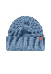 Dzianinowa czapka w miękkim odcieniu niebieskiego, z fakturowanym wzorem i podwiniętym brzegiem. Zawiera małą skórzaną łatkę z logo w odcieniu brązowym.