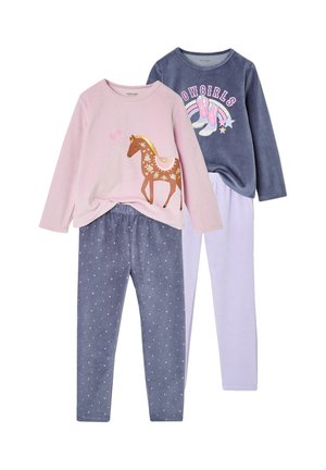 Zwei Sets Kinder-Pyjamas mit langen Ärmeln, eines rosa mit Pferdeaufdruck und grauen Sternenmusterhosen, das andere dunkelblau mit Cowgirl-Stiefel-Aufdruck und hellvioletten Hosen.