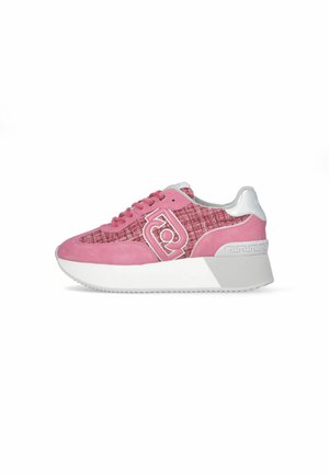 Sneaker atletica rosa con upper in suede e tessuto, caratterizzata da una suola bianca spessa e dettagli argento, lacci frontali e logo sul lato.