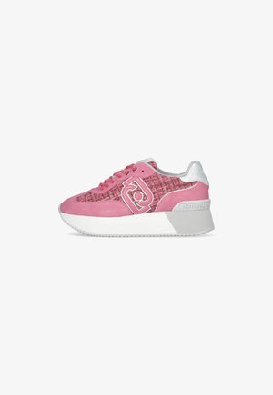 Sneaker atletica rosa con upper in suede e tessuto, caratterizzata da una suola bianca spessa e dettagli argento, lacci frontali e logo sul lato.