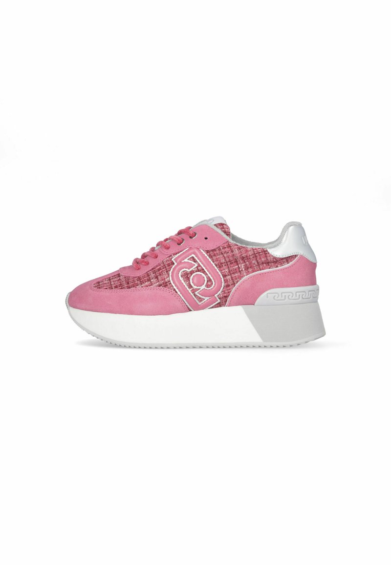 Sneaker atletica rosa con upper in suede e tessuto, caratterizzata da una suola bianca spessa e dettagli argento, lacci frontali e logo sul lato.