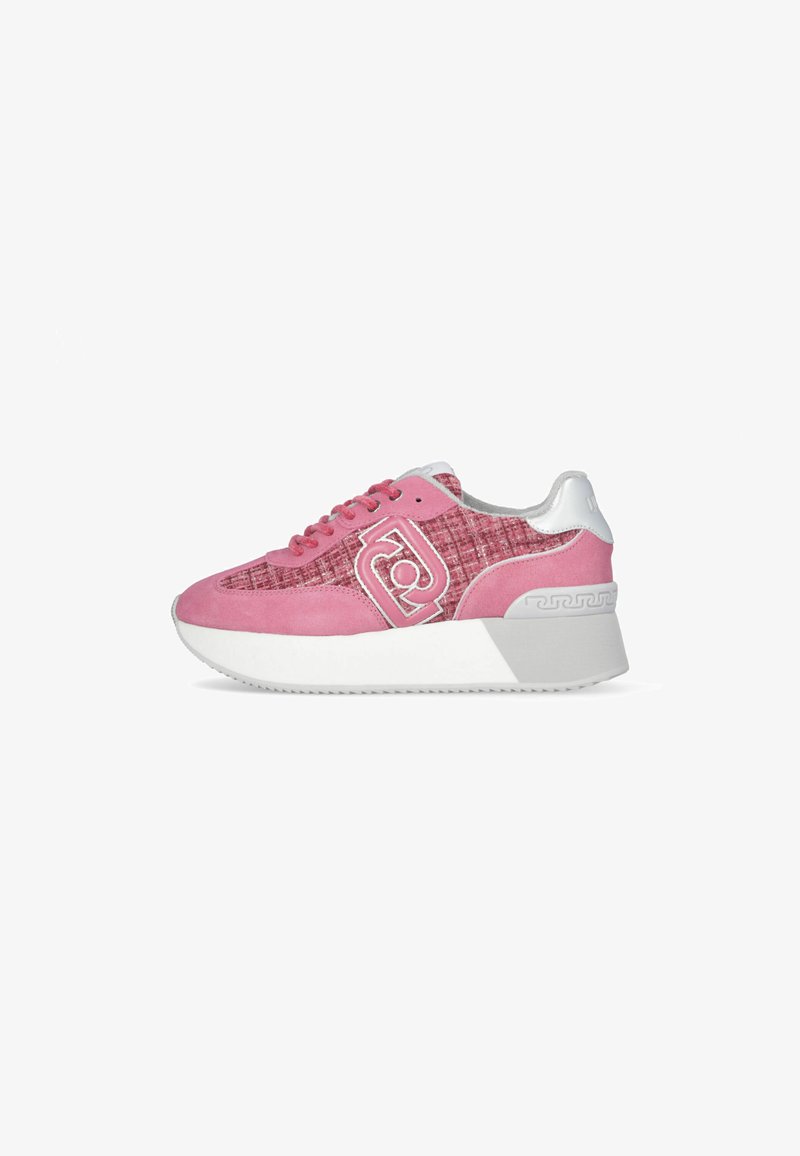 Sneaker atletica rosa con upper in suede e tessuto, caratterizzata da una suola bianca spessa e dettagli argento, lacci frontali e logo sul lato.