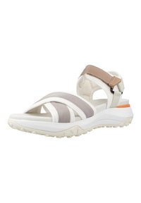 Sandalias deportivas blancas con correas elásticas en gris y beige, suela acolchada y fondo texturizado para un mejor agarre. Incluye una correa ajustable para el tobillo.