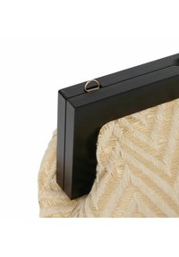 Bolso de paja trenzada con un marco de madera negra y detalles de hardware dorado. Presenta un patrón de espiga y una forma redondeada.