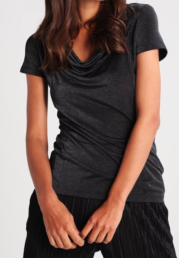 T-shirt noir à col montant en tissu scintillant et extensible. Il présente des manches courtes et des détails froncés sur les côtés pour une coupe ajustée.