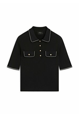 Czarna krótka koszulka polo z dzianiny z białym obszyciem na kołnierzyku i rękawach, złotymi guzikami z przodu oraz dwoma kieszeniami na piersi zapinanymi na guziki.