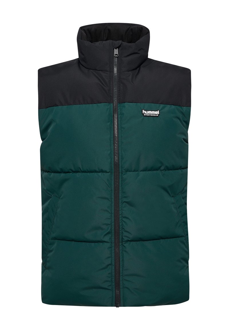 Chaleco acolchado verde y negro con un alto cuello, cierre de cremallera en la parte delantera y logo en el pecho; cuenta con un diseño de acolchado horizontal y bolsillos laterales.