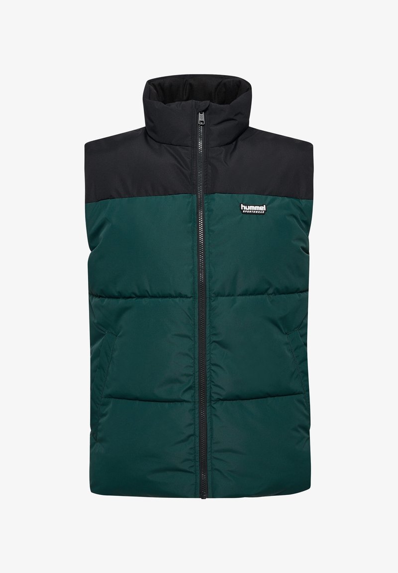 Chaleco acolchado verde y negro con un alto cuello, cierre de cremallera en la parte delantera y logo en el pecho; cuenta con un diseño de acolchado horizontal y bolsillos laterales.