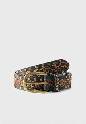 Δερμάτινη ζώνη με κέντρο σε λεοπάρ μοτίβο, μαύρα άκρα, ορείχαλκινα καρφιά και αγκράφα από παλαιωμένο ορείχαλκο, τυλιγμένη σε λευκό φόντο.