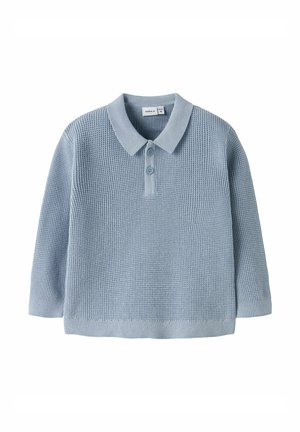Svetlomodré pletené polo tričko s dlhým rukávom, dvoma gombíkmi a žebrovanými manžetami a lemom, zobrazené na bielom pozadí.