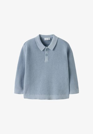 Polo à manches longues tricoté bleu clair avec deux boutons et poignets et ourlet côtelés, présenté sur fond blanc.