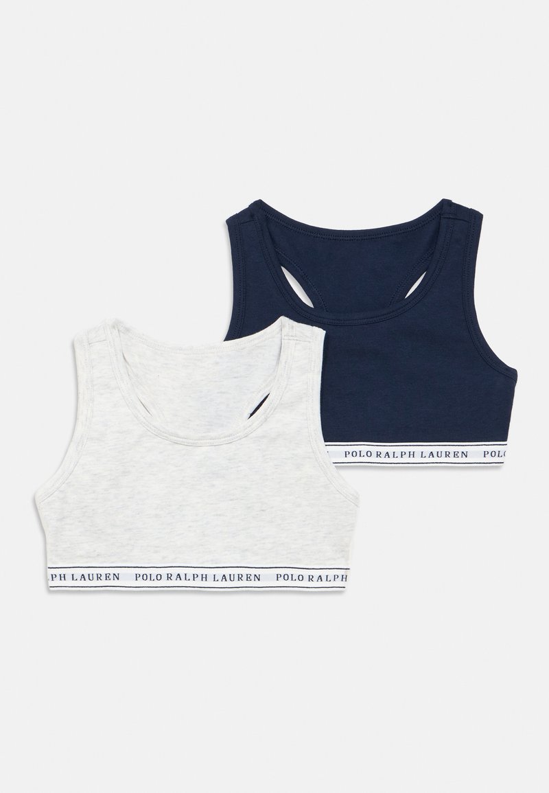 Két ujjatlan póló: egy világosszürke és egy tengerészkék. Mindkettőn fehér logószalag található "POLO RALPH LAUREN" felirattal és versenyhát kialakítással.