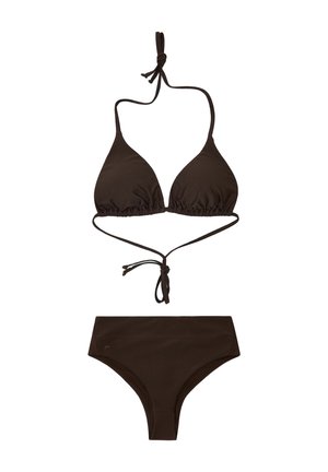 Brązowy dwuczęściowy bikini z trójkątnym topem na szyję i majtkami z wysokim stanem na białym tle.