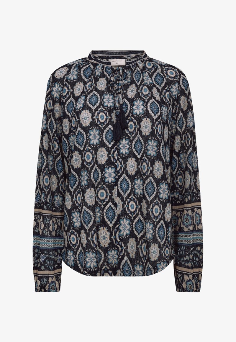 Losse blouse van donkere stof, versierd met ingewikkelde bloem- en geometrische patronen in blauw en crème, met een ronde halslijn en kwastdetail.