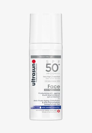 Hvit plastflaske med solkrem SPF 50+ for ansiktet, med rød logo, grå tekst og vanntett etikett. Pumpe dispenserlokk.