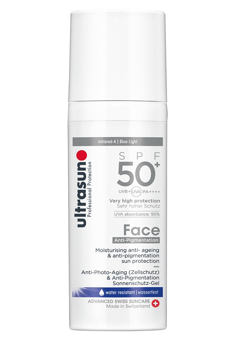 Weiße Plastikflasche mit SPF 50+ Sonnencreme für das Gesicht, verfügt über ein rotes Logo, grauen Text und ein wasserfestes Etikett. Mit Pumpenspenderoberseite.