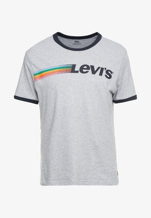 T-shirt Levi's gris clair avec col et bords de manches noirs, arborant une bande arc-en-ciel et le logo Levi's sur la poitrine.