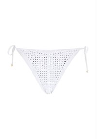 Białe majtki bikini z metalowymi ćwiekami ułożonymi w wzór. Związania po bokach z złotymi akcentami na końcach sznurków.