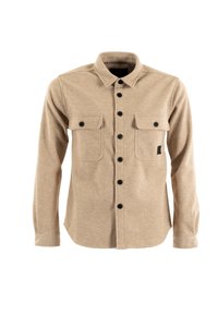 Beige overhemd met lange mouwen en knoopsluiting, voorzien van twee borstzakken, zwarte knopen en een klein zwart logo-patch op de linkse zak.