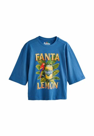 Blaues T-Shirt mit kurzen Ärmeln und Fanta Lemon-Grafik, die eine gelbe Getränkedose, grüne Blätter und einen roten und blauen Papagei zeigt.