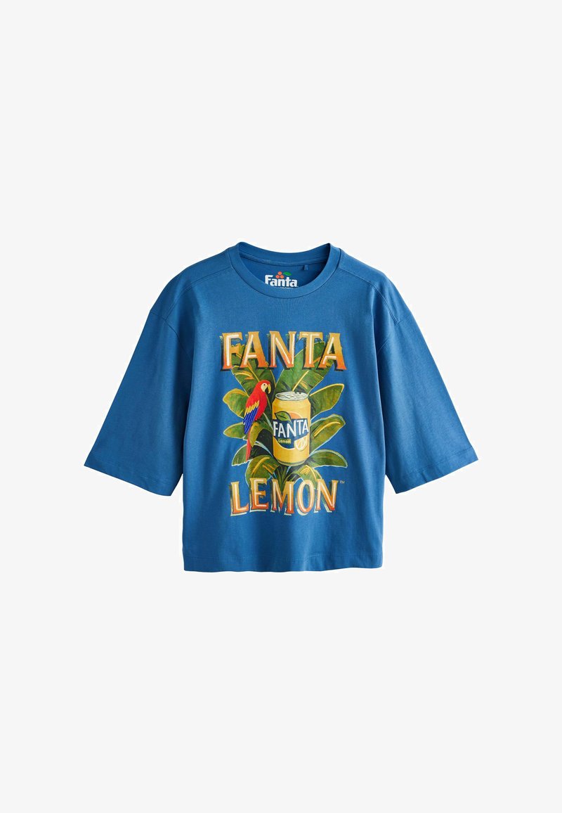 T-shirt bleu à manches courtes avec un graphisme Fanta Lemon représentant une canette de soda jaune, des feuilles vertes et un perroquet rouge et bleu.