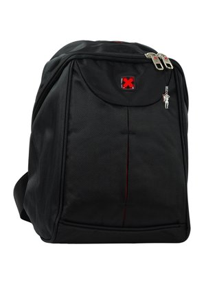 Zwarte gestructureerde rugzak met zilveren dubbele rits en rood logo, met een klein hangend hangertje in de vorm van een wit figuurtje met vleugels.