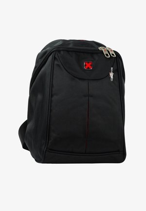 Zwarte gestructureerde rugzak met zilveren dubbele rits en rood logo, met een klein hangend hangertje in de vorm van een wit figuurtje met vleugels.