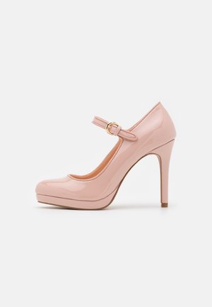 Chaussure Mary Jane à talons hauts, rose clair brillant, avec un bout arrondi, une semelle compensée et une bride à boucle dorée.