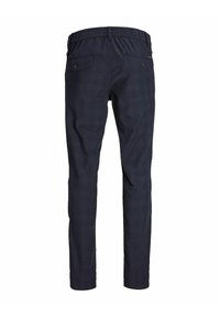 Pantaloni a scacchi blu navy con elastico in vita, due tasche posteriori con bottoni e una vestibilità slim. Tessuto dalla texture liscia.