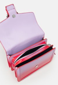 Czerwona, lakierowana torebka z kontrastującym liliowym wnętrzem, z dwoma zamykanymi na suwak przegródkami, srebrnymi elementami metalowymi i zatrzaskiem.