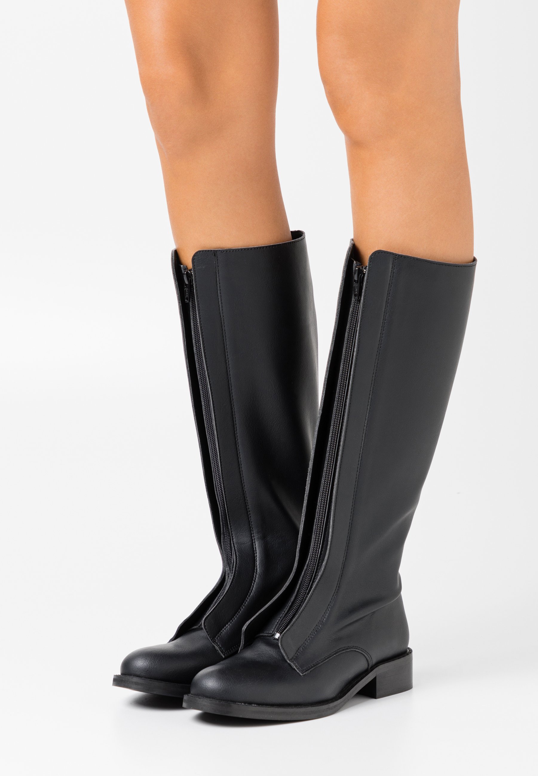 stivali alti sneakers