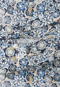 Kurzärmeliges Hemd mit einem blauen und beigen Blumenmuster, aus leichtem Stoff mit kleinen sandfarbenen Knöpfen und einer weichen Textur.