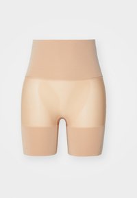Șorturi bej de modelare cu talie înaltă, realizate dintr-un material neted și cu un design fără cusături, oferind o ajustare strânsă și acoperire până la mijlocul coapsei.
