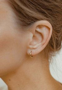 Hey Happiness - CLASSIC SMALL HOOP - Earrings - goldfarben Thumbnail Image 1