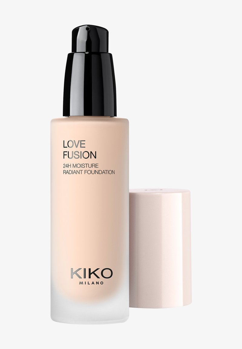 Bouteille de fond de teint éclatant hydratant 24H Love Fusion de KIKO Milano avec distributeur noir et capuchon beige à côté.