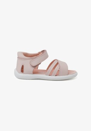 Sandales en cuir rose avec un talon fermé, un design à bout ouvert et une sangle à Velcro. Semelle en caoutchouc blanc texturé avec découpes sur les côtés.