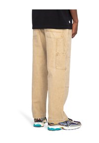 Beige lærred cargo bukser med en afslappet pasform, flere lommer og synlige syninger. Båret med farverige sportssko.