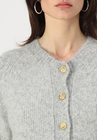 Rue de Femme NEW LEONORA - Vesta na kopčanje - ligth grey