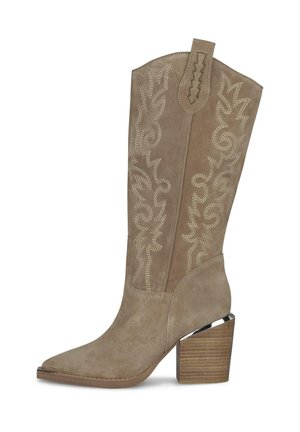 Botín vaquero de ante color topo con detalles bordados, punta afilada, tacón de bloque de madera y adorno metálico decorativo en el talón.