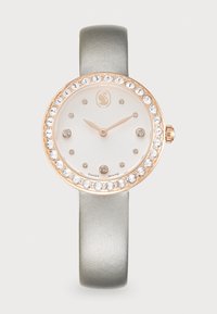 Orologio bianco rotondo con cassa in oro rosa e dettagli in cristallo. Cinturino in satin grigio. Quadrante minimalista con lancette e indicatori delle ore dorati. Fabbricato in Svizzera.
