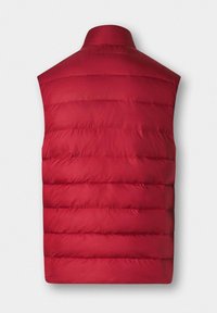 Chaleco acolchado rojo con cuello alto, con secciones acolchadas horizontales y una textura suave y brillante. Sin cierres ni bolsillos visibles.