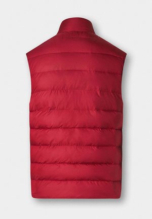 Czerwony kamizelka puchowa z wysokim kołnierzem, z poziomymi pikowanymi sekcjami i gładką, błyszczącą teksturą. Brak widocznych zapięć i kieszeni.