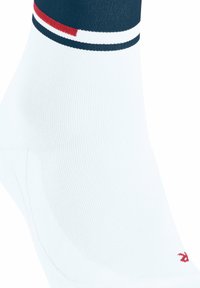 Socken bianche sportive fino alla caviglia con un bordo a coste color navy decorato con strisce rosse e bianche e un piccolo logo rosso sul lato. Texture liscia.