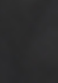 Schwarzer, abstrakter Hintergrund mit Textur und sanften Farbverläufen, der subtile wellenförmige Muster und unterschiedliche dunkle Farbtöne aufweist.