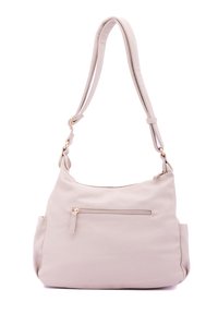 Borsa a spalla in pelle color beige chiaro con superficie testurizzata, tasca frontale con zip e una ampia tracolla per un trasporto confortevole.