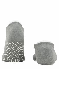 Graue Knöchelsocken mit einem strukturierten Strickdesign, versehen mit weißen Gummigriffmustern an der Sohle und einem glatten Bündchen am Öffnung.