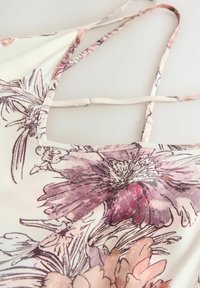 Camisola con motivo floreale realizzata in un tessuto morbido e leggero. Presenta intricati disegni di fiori rosa e viola e sottili spalline regolabili.