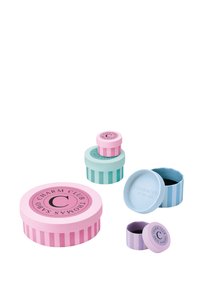 Set di tre scatole rotonde per la conservazione in rosa, verde menta e azzurro chiaro. Presentano design a righe e coperchi circolari con loghi.
